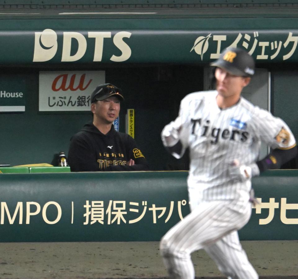 引き分けを見届ける藤川監督（撮影・飯室逸平）