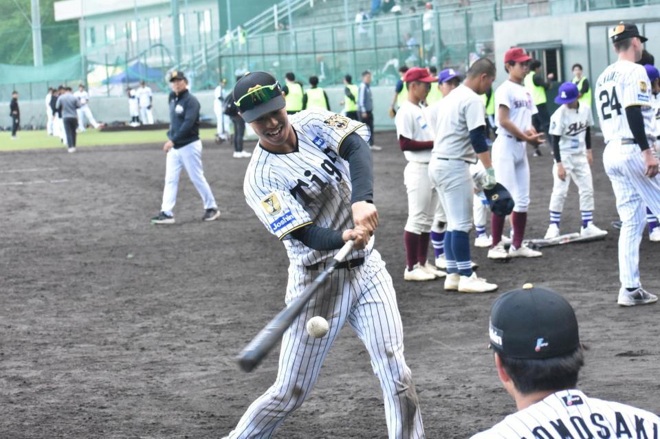野球教室でスイングを披露する岡城