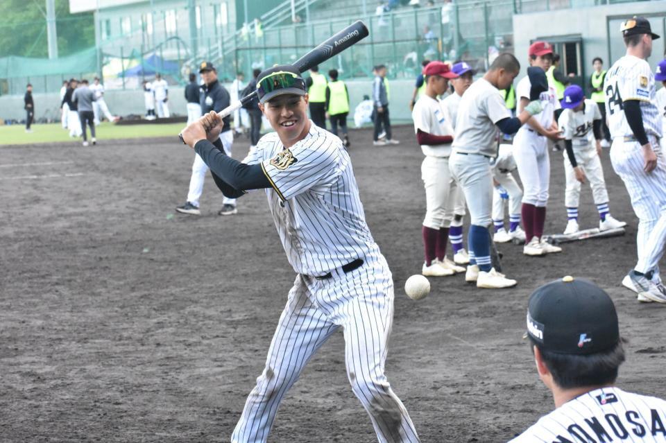 野球教室でスイングを披露する岡城