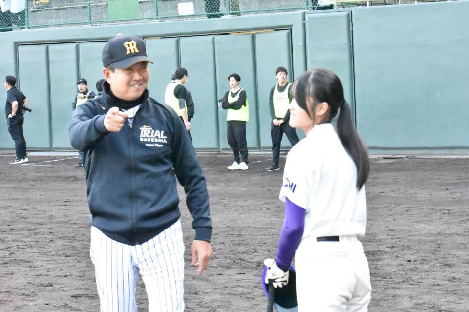 少女と交流する平田２軍監督