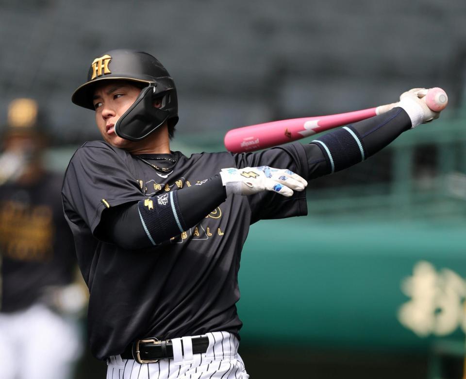 素振りする梅野（撮影・山口登）