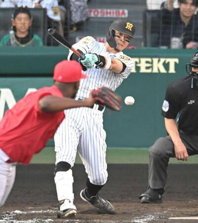 　９回、中前打を放つ佐藤輝（撮影・飯室逸平）