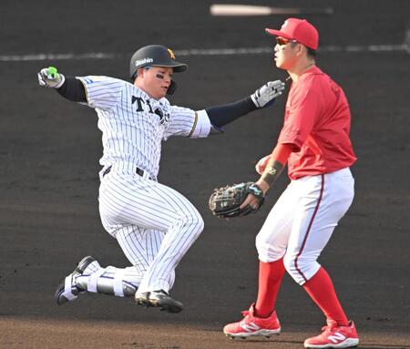 　８回、二塁打を放ち、滑り込む森下（撮影・飯室逸平）