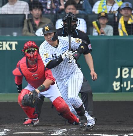 ６回、中前打を放つ大山（撮影・飯室逸平）