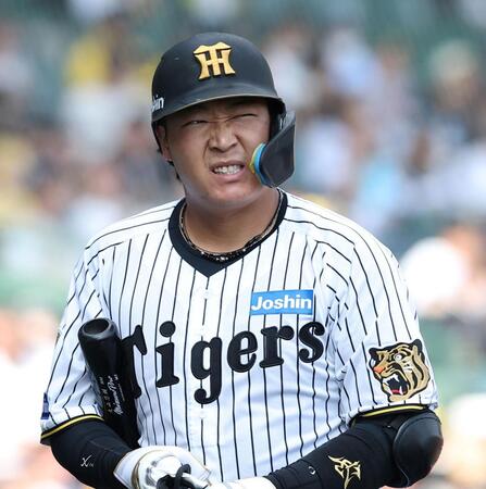 ３回、捕邪飛に倒れた大山（撮影・西田忠信）