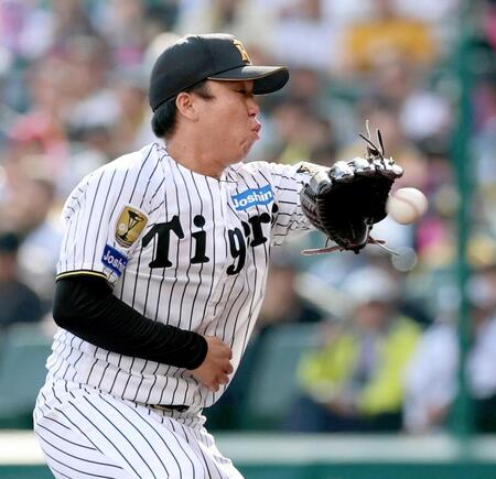 　６回、村上は勝田のライナーを捕球する（撮影・山口登）