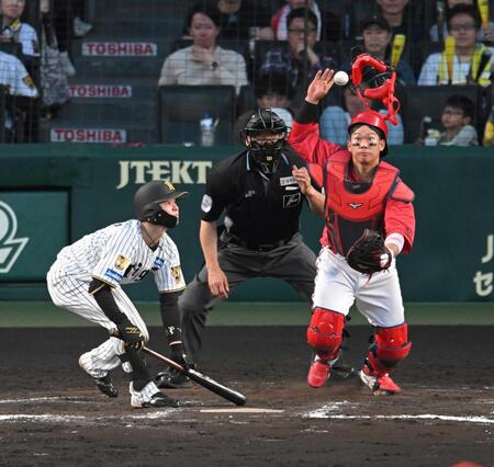 　１１回、送りバントを失敗し、併殺に倒れる中野（撮影・飯室逸平）