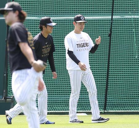 １軍に合流した下村（右）＝撮影・西田忠信