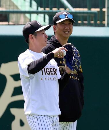 キャッチボールする下村（右は藤川監督）＝撮影・山口登