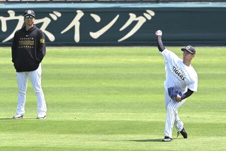 藤川監督が見守る中、キャッチボールする下村（撮影・飯室逸平）
