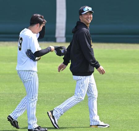 下村（左）に声をかける藤川監督（撮影・飯室逸平）