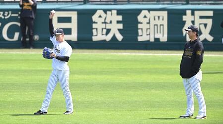 藤川監督が見守る中、キャッチボールする下村（撮影・飯室逸平）