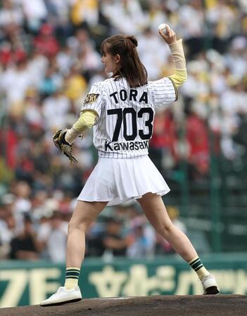 始球式を務めるトラウデン直美（撮影・西田忠信）