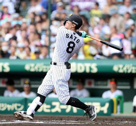 ４回、右中間に先制ソロを放つ佐藤輝（撮影・山口登）