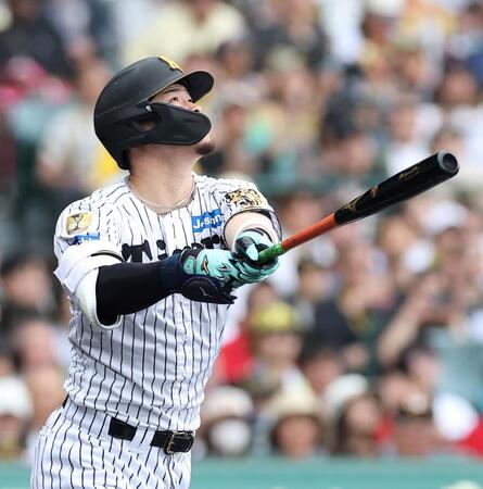 ４回、先制ソロを放つ佐藤輝（撮影・西田忠信）