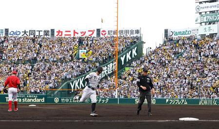 ４回、先制ソロを放ちベースを回る佐藤輝（撮影・山口登）