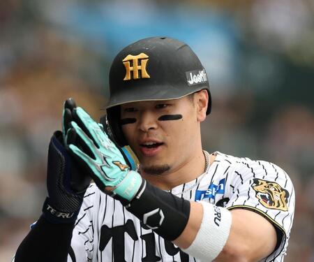 ４回、先制ソロを放ちベンチ前でポーズをする佐藤輝（撮影・西田忠信）