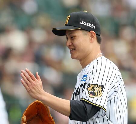 ３回を投げ終え笑顔でベンチに戻る大竹（撮影・西田忠信）