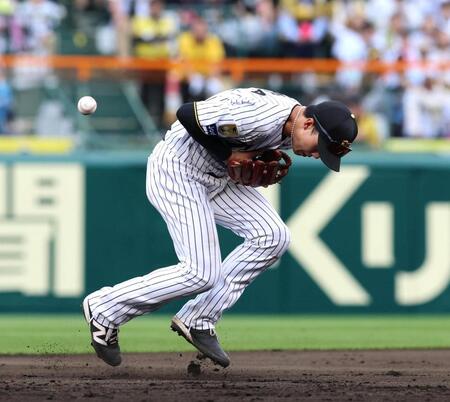 ９回、小幡は小園の打球をファンブルする（撮影・山口登）