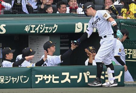 ４回、佐藤輝を迎える藤川監督（撮影・飯室逸平）