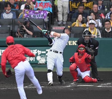 ４回、先制の６号ソロを放つ佐藤輝（撮影・飯室逸平）