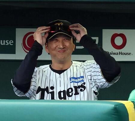 試合終了し笑顔を見せる藤川監督（撮影・山口登）