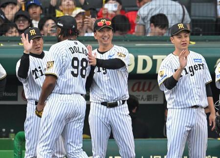 最後を締めたドリスを迎える藤川監督（撮影・飯室逸平）
