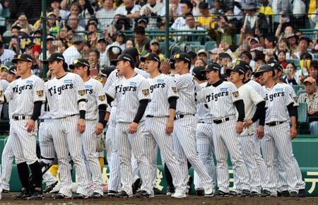 藤川監督（中央右）は監督通算１００目を飾り笑顔でナインを迎える（撮影・山口登）