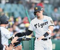 ８回、小幡の押し出し四球で勝ち越しの生還をした佐藤輝（撮影・西田忠信）