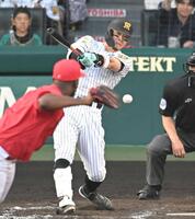 　９回、中前打を放つ佐藤輝（撮影・飯室逸平）