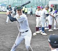　野球教室でスイングを披露する岡城