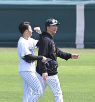 下村に声をかける藤川監督（撮影・飯室逸平）