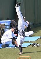 倒立しながら、森下と話す下村（撮影・飯室逸平）