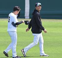 下村（左）に声をかける藤川監督（撮影・飯室逸平）