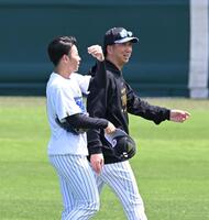 下村（左）に声をかける藤川監督（撮影・飯室逸平）