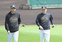 藤川監督と話す西勇（撮影・飯室逸平）