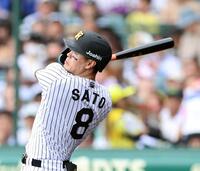 ４回、右中間に先制ソロを放つ佐藤輝（撮影・山口登）