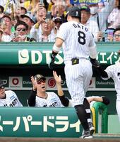 ４回、先制ソロを放った佐藤輝を迎える藤川監督（撮影・山口登）