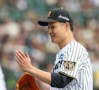 ３回を投げ終え笑顔でベンチに戻る大竹（撮影・西田忠信）