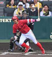 ７回、中前打を放つ菊池（撮影・飯室逸平）