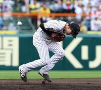 ９回、小幡は小園の打球をファンブルする（撮影・山口登）