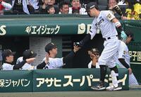 ４回、佐藤輝を迎える藤川監督（撮影・飯室逸平）