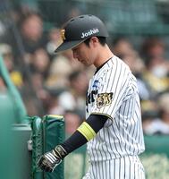 ８回、死球を受けベンチに下がる近本（撮影・西田忠信）