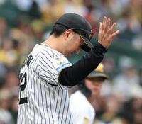８回、死球を受けた近本に代走を出す藤川監督（撮影・西田忠信）