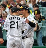 大竹（左）を祝福する藤川監督（撮影・山口登）