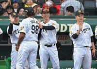 最後を締めたドリスを迎える藤川監督（撮影・飯室逸平）