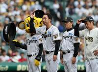 勝利後、ファンにあいさつする阪神・藤川球児監督（左）ら＝甲子園（撮影・西田忠信）