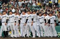 藤川監督（中央右）は監督通算１００目を飾り笑顔でナインを迎える（撮影・山口登）