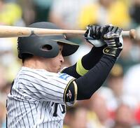 １回、中前打を放つ近本（撮影・西田忠信）