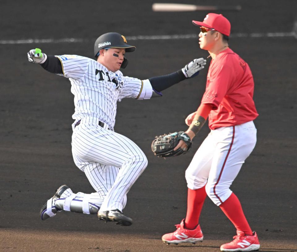 　８回、二塁打を放ち、滑り込む森下（撮影・飯室逸平）